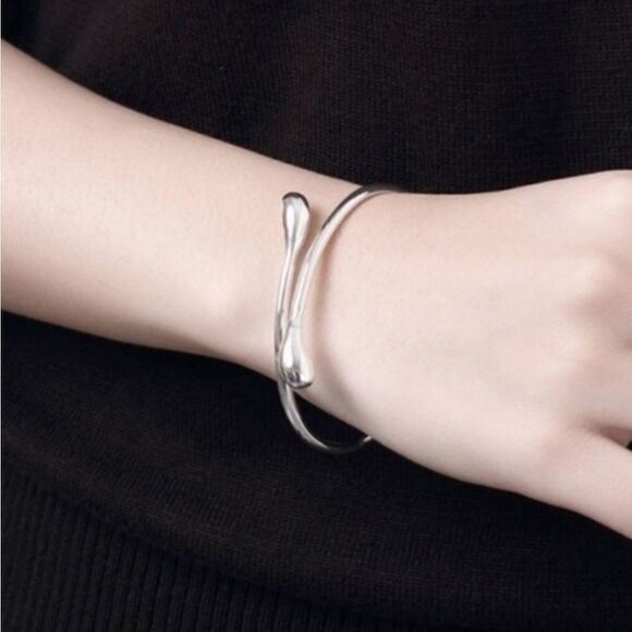 Silver teardrop set marked .925 - Picture 5 of 11